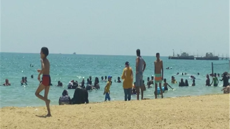 شواطئ السخنة تمتلئ بالمصطافين قبل عودة المدارس