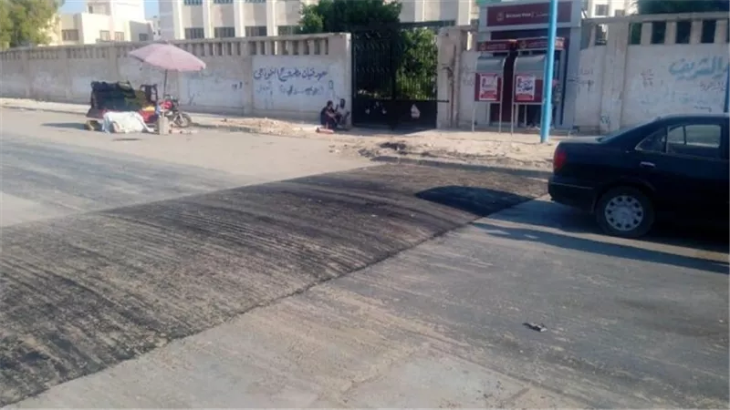 مطبات أسفلتية مطابقة للمواصفات في شوارع مطروح..صور