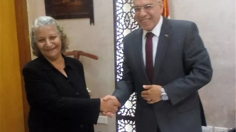 مدير تعليم القليوبية يكرم موجه عام التربية الفنية لبلوغها التقاعد