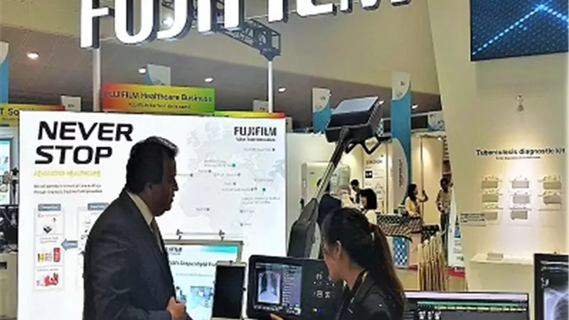 وزير التعليم العالي يتفقد معرض مؤتمر طوكيو للتنمية الافريقية