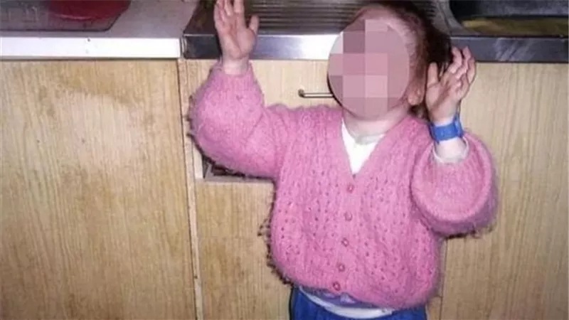حبس طفلته 9 أيام ومنع عنها الأكل حتى تعفنت في غرفتها وانشغل بشرب المخدرات