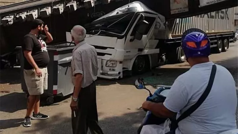 انهيار مروع لجسر في لبنان .. فيديو