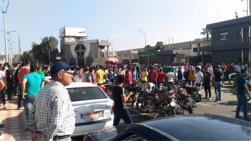 أزمة بفرض رسوم دخول المنطقة الحرة العامة ببورسعيد..صور