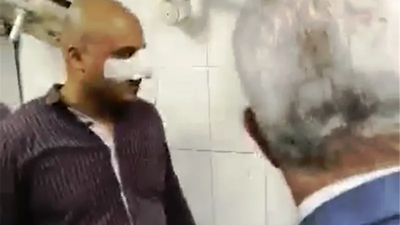 محافظ أسوان يكافئ أمين شرطة بعد إصابته لمطاردة توكتوك مخالف