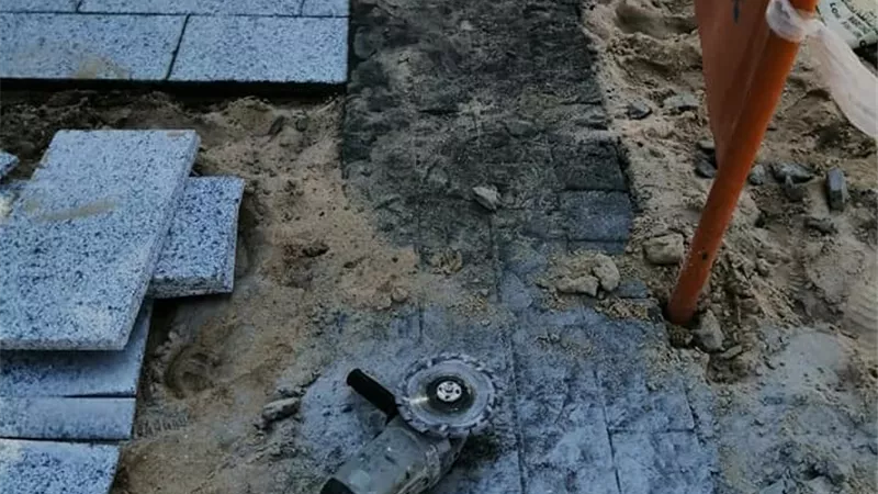 بدء أعمال تركيب الرخام بالمرحلة الأولى بكورنيش النيل في الأقصر