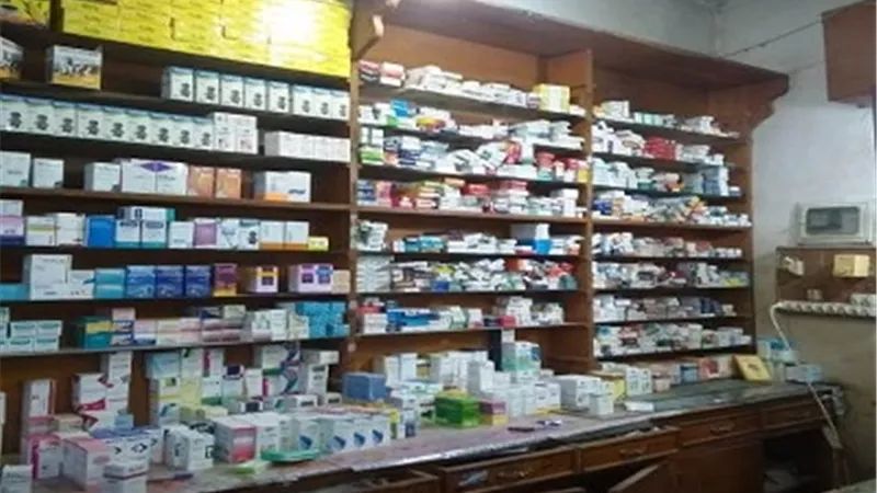 ضبط 23251 قرصاً ومستلزمات طبية منتهية بصيدلية بأبوكبير