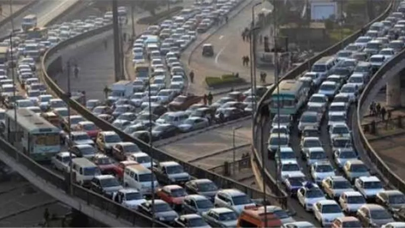 كثافات مرورية أعلى كوبري أكتوبر بسبب تعطل أتوبيس