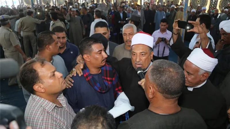 بحضور المحافظ ومدير الامن القودة تنهى الخصومه بين عائلتى عامر والراوى بنجع حمادى