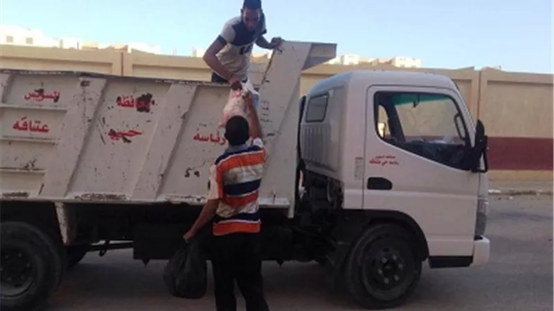استمرار جمع القمامة من المنازل مساء بالسويس مع تطبيق المتظومة
