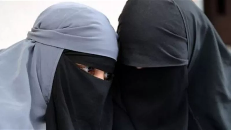 إحباط محاولة منتقبتين إختطاف طفلين بالكرنك شمال الأقصر..صور