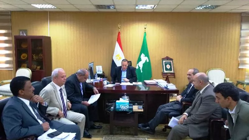 محافظ الشرقية يتابع تنفيذ مشروعات الصرف الصحي مع الشركة المنفذة