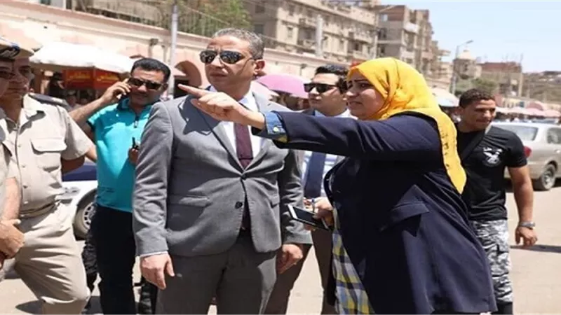 محافظ قنا يكرم أسره و أبناء شهيد القوات المسلحة