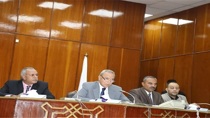 محافظ قنا يعقد اللقاء الأسبوعي المفتوح لبحث شكاوى وطلبات المواطنين