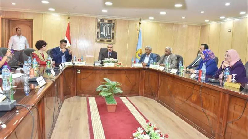 محافظ أسيوط يبحث الجهود المشتركة لحماية الطفل مع وفد أممي