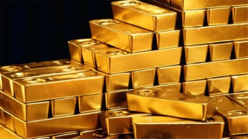الذهب ينخفض مع صعود الدولار ومخاوف التجارة تكبح المكاسب