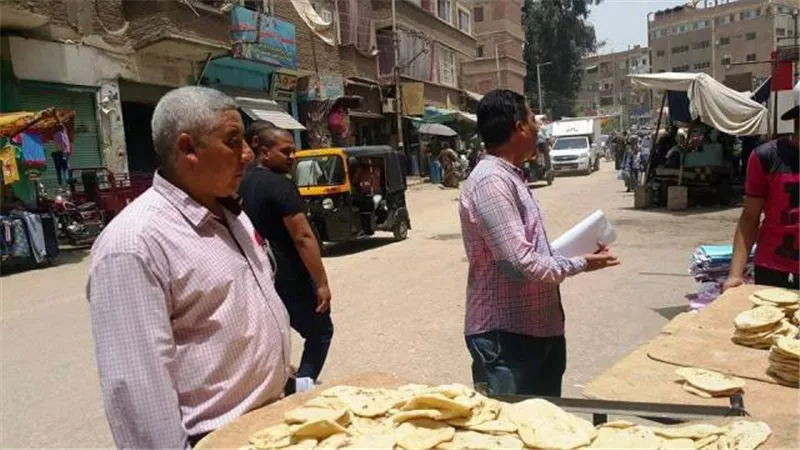 ضبط 8 أطنان مواد غذائية مجهولة المصدر بمطاعم سوهاج