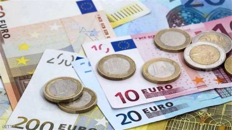 انخفاض اليورو لأدنى مستوى خلال 28 شهرا