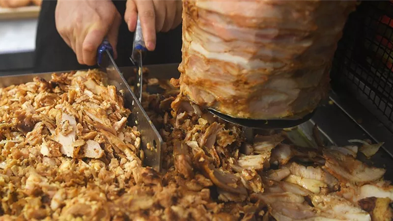 بعد تناولها وجبة شاورما بـ 3 آلاف دولار .. سائحة تطالب باعادة نقودها