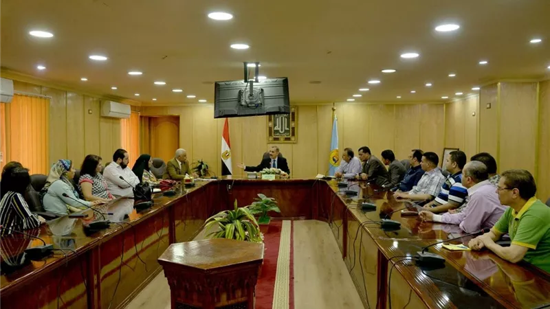 محافظ أسيوط يلتقى أولياء الأمور و النواب
