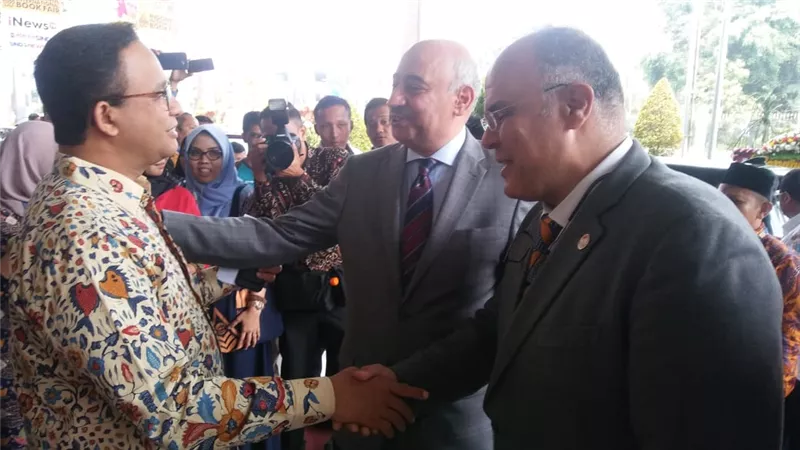 السفير المصري ومحافظ جاكارتا يفتتحا الجناح المصري في معرض إندونيسيا الدولي للكتاب