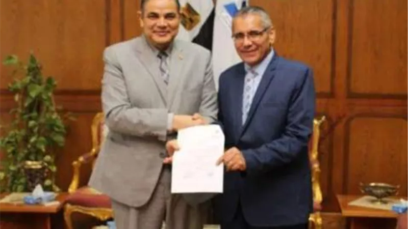 رئيس جامعة كفرالشيخ يهنئ عميد الهندسة برئاسة القاهرة الجديدة لتكنولوجيا