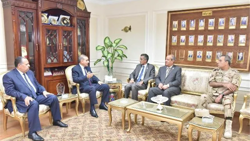 وفد مجلس الوزراء يستعرض خطة مواجهة الأزمات في أسيوط ..صور