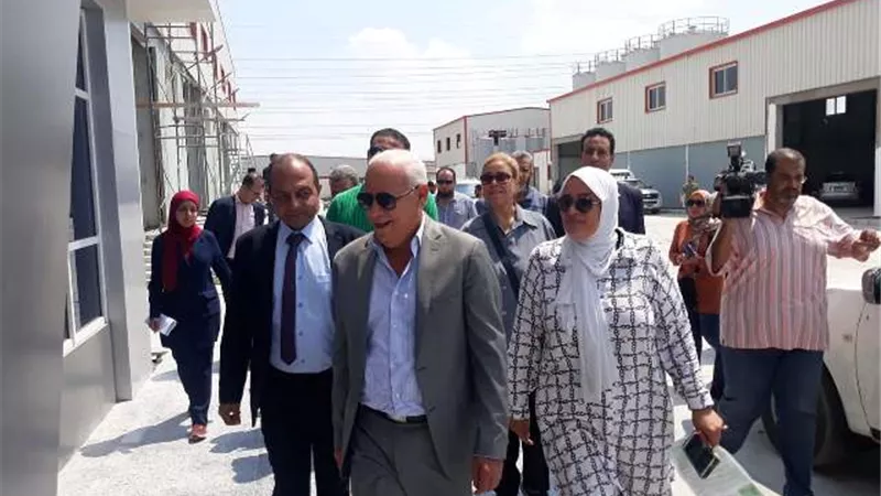 محافظ بورسعيد يتفقد مصنع إنتاج الزيوت بالمنطقة الصناعية..صور