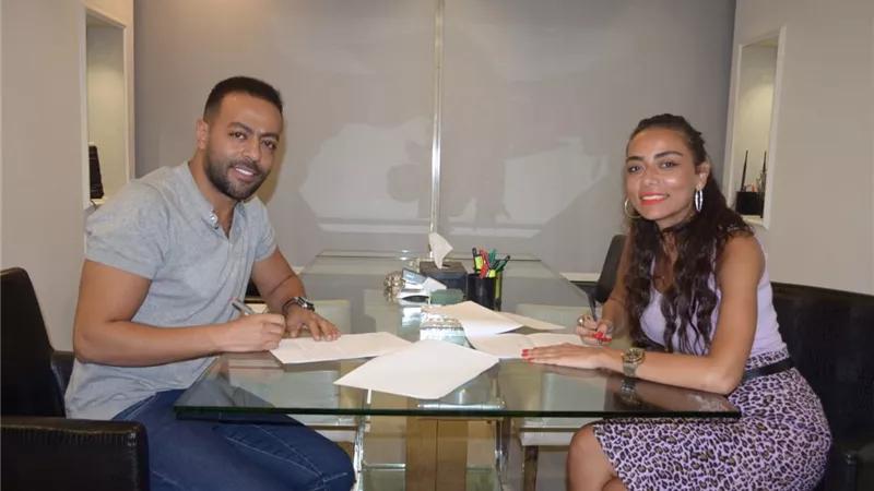سارة الطباخ تتعاقد مع تامر عاشور .. صور