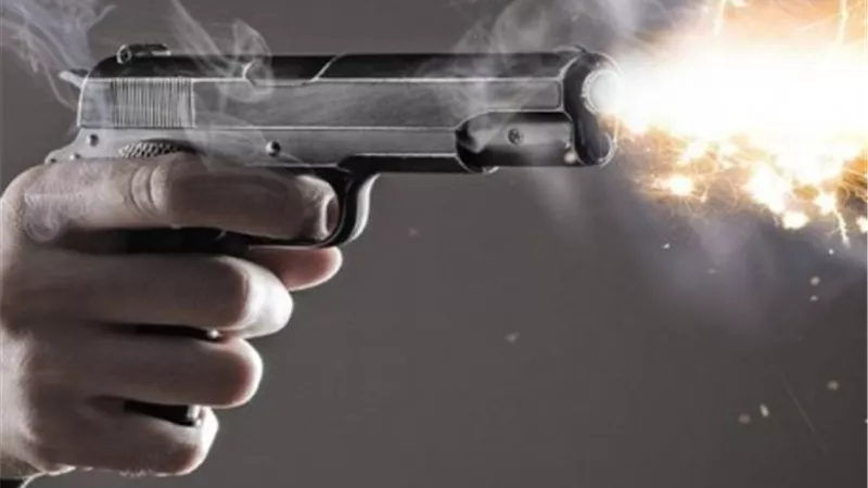 لاعتقادها انها لص.....أم تطلق النار على ابنتها