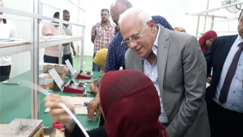 محافظ بورسعيد يشيد بخط الانتاج الجديد لمصنع إفينا لإنتاج الأدوات الكهربائية