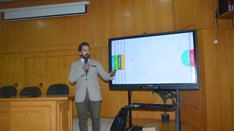 جامعة الفيوم تستعين بشاشات ذكية في تكنولوجيا التعليم