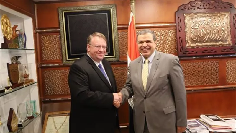 القوي العاملة تبحث مع 