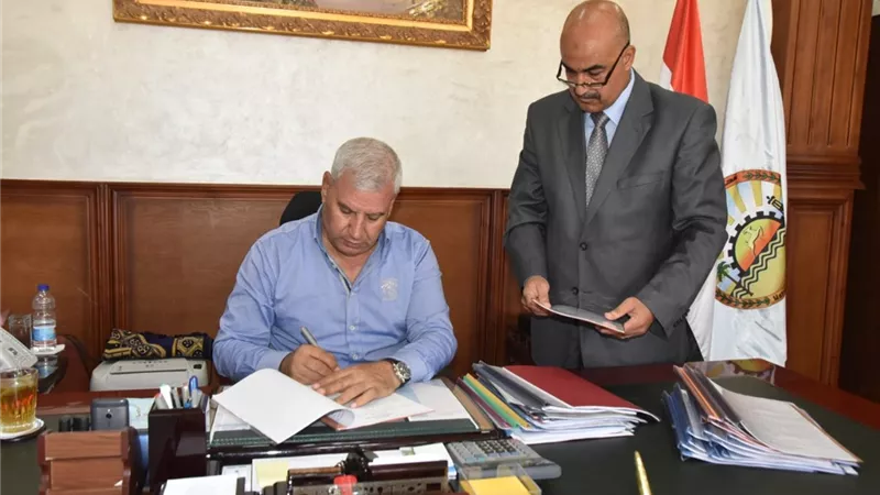 محافظ مطروح: التوقيع على 3 عقود تقنين زراعية بسيوة و4 عقود للمبانى بالعلمين وتسليمها لاصحابها