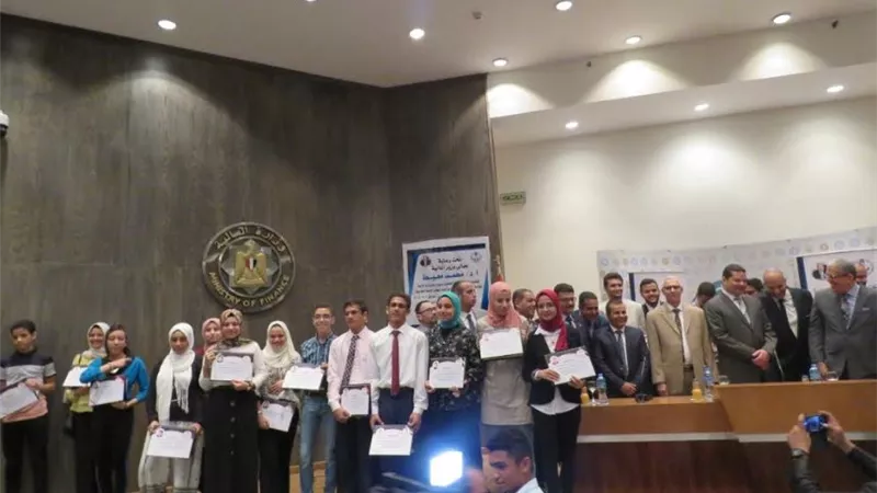 المالية تكرم الطلاب المتفوقين من أبناء العاملين بالوزارة