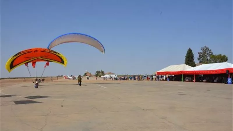 الطيران تبحث النهوض بمجال الرياضات الجوية والطيران الخفيف