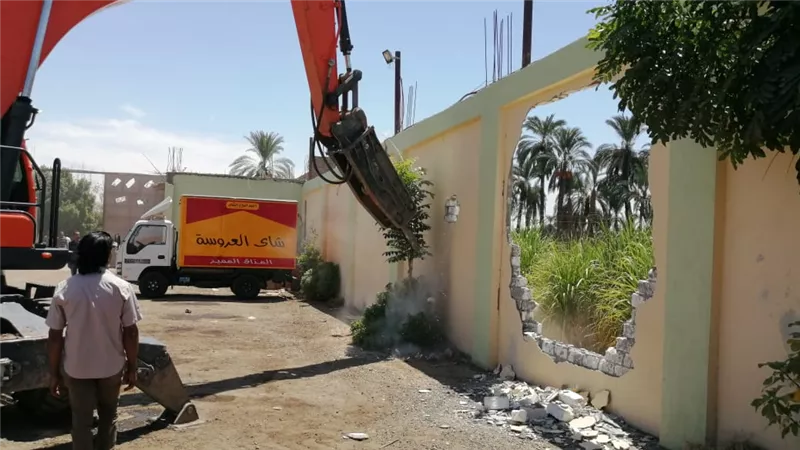 حملة لإزالة تعديات بالبناء على الأراضى الزراعية شمال الأقصر