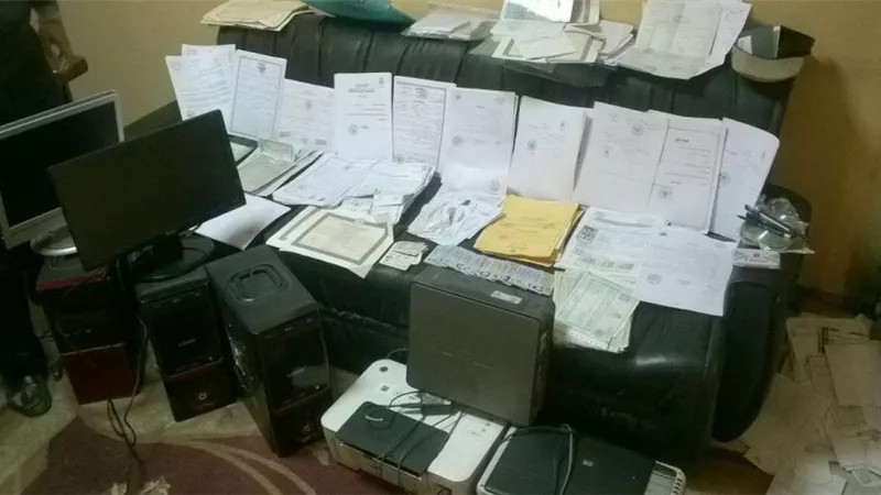 ضبط عاطل وصاحب مطبعة لتزوريهما محررات رسمية والنصب بالنزهة