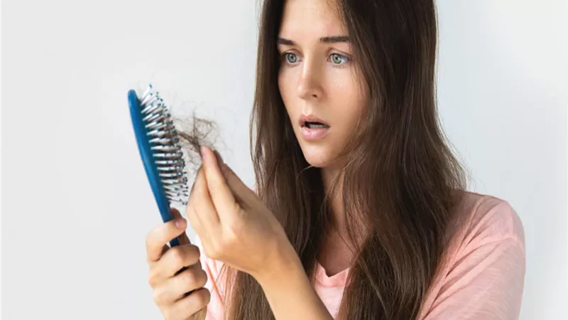 أسباب تساقط الشعر وكيفية علاجها