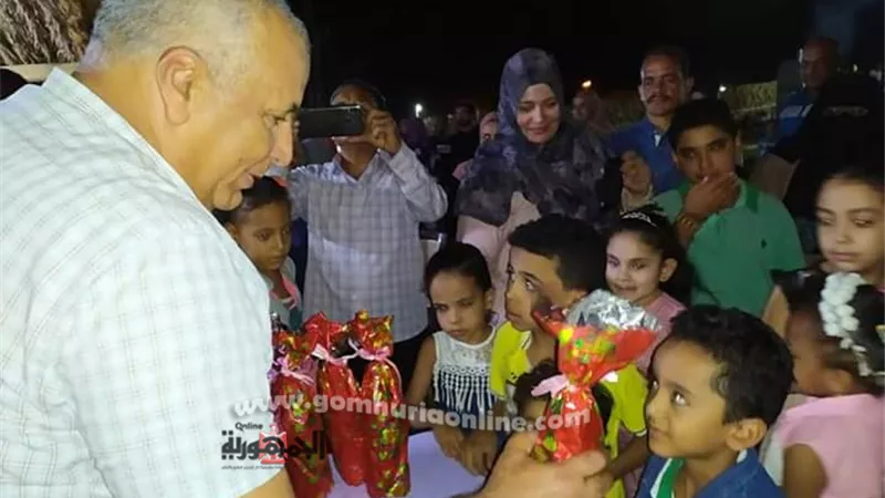 الزملوط يوزع الهدايا على الأطفال أثناء جولته التفقدية بحدائق الوادى الجديد.صور