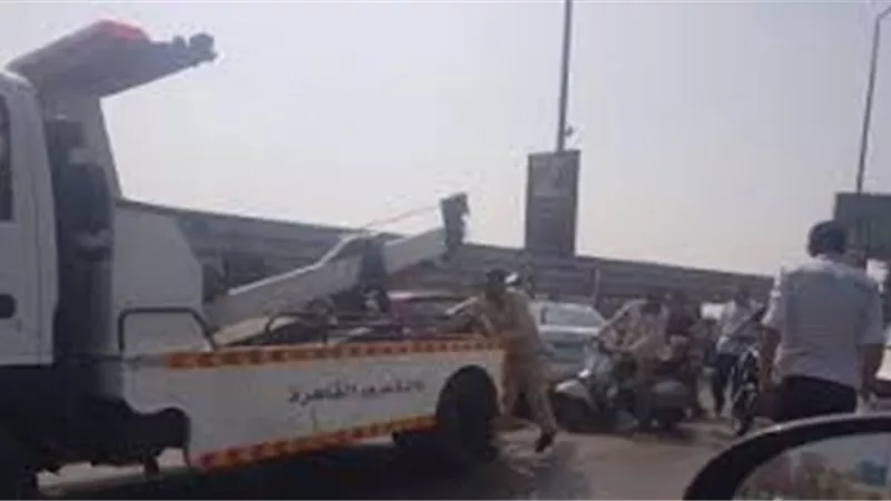 مرور القاهرة: رفع حطام حادث انقلاب سيارة واعادة فتح طريق محور الشاذلى