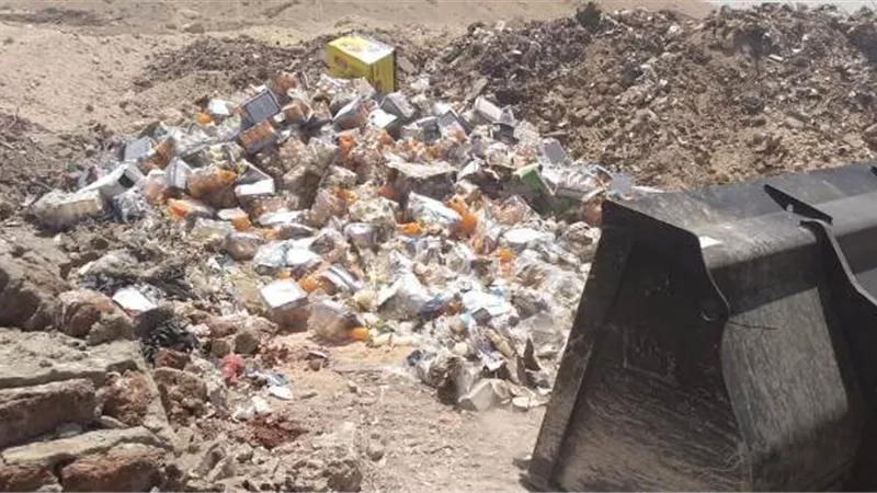إعدام ١٥ ألف عبوة عصير فاسدة في أسيوط ..صور