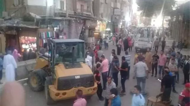 حملة مكبرة لإزالة التعديات بميدان الاسعاف في السويس..صور