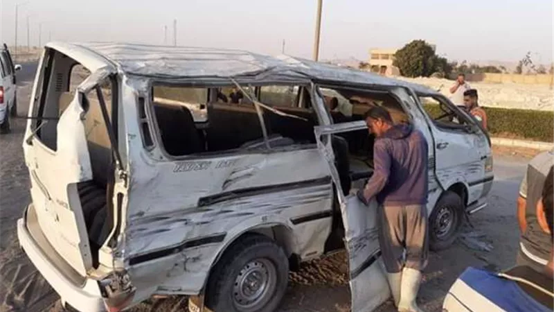 بالأسماء ..إصابة ٩ أشخاص فى انقلاب ميكروباص ببنى سويف