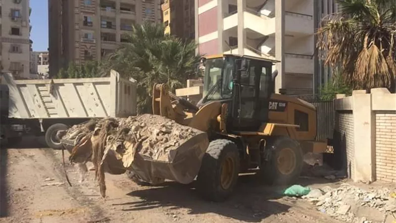 بالصور.. رفع المخلفات ونظافة المناطق المحيطة بمدارس السويس