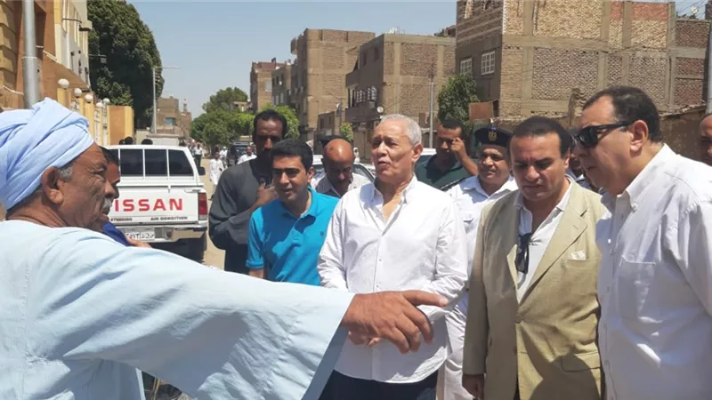 محافظ الاقصر يتابع المشروعات التنموية بالبياضية .. صور