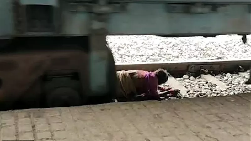 العناية الإلهية تنقذ ربة منزل من الموت تحت عجلات القطار.. فيديو