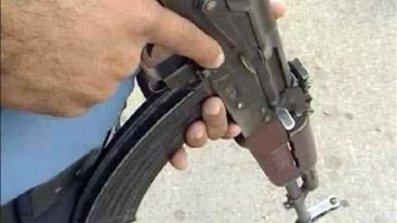 يقتل والده وزوجتة وشقيقة والسبب تافه