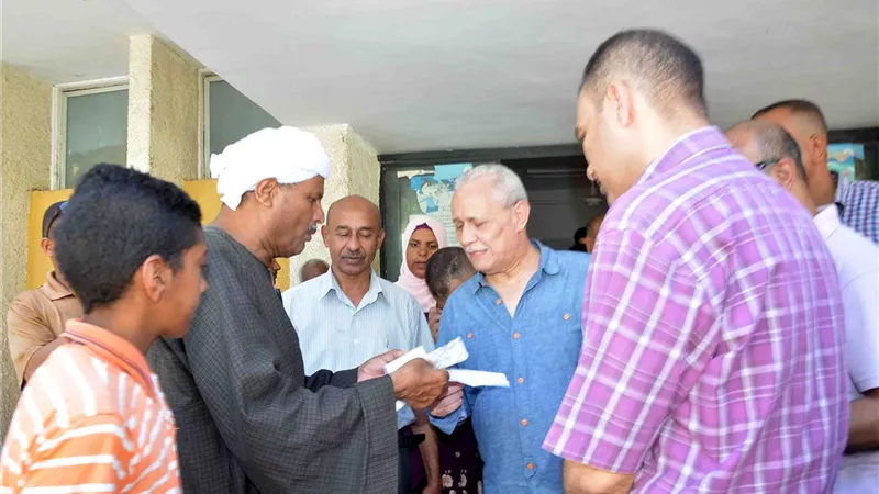 جولة لمحافظ الأقصر بأرمنت لمتابعة نسب تنفيذ المشروعات بالمدينة