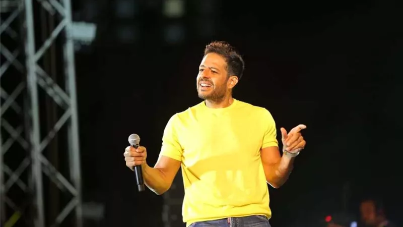 محمد حماقى يشعل حفلا غنائيا ضخما بالإسكندرية .. صور