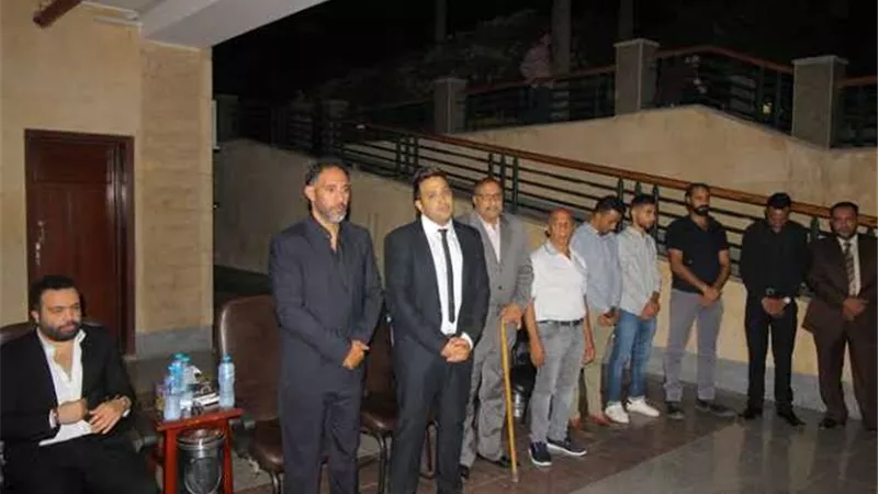 نجوم الفن والغناء فى عزاء والد الشاعر تامر حسين .. صور